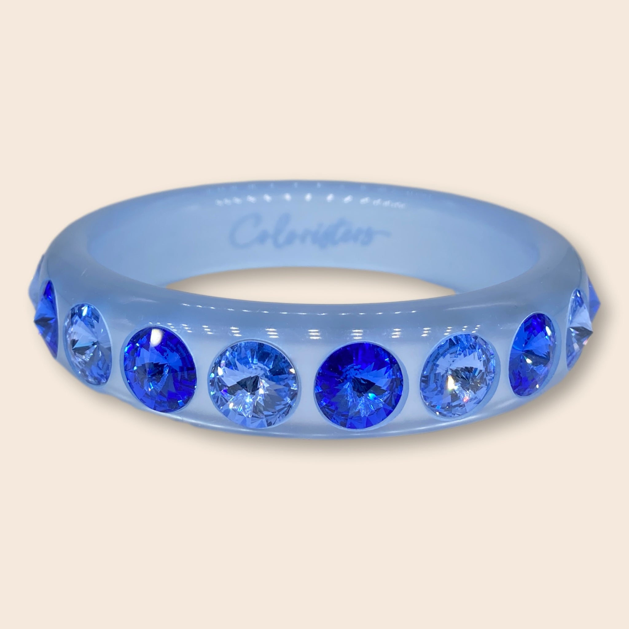 Die großen, kegelförmig geschliffenen Swarovski-Steine machen diesen Sassari-Armreifen zu einem absoluten Statement-Piece. Ein perfekter Begleiter für alle, die es klassisch und ausgefallen zugleich lieben. Blau wirkt unaufdringlich und verleitet zum Träumen – unter anderem durch die Assoziationen mit dem Himmelsgewölbe oder dem scheinbar endlosen Meer.