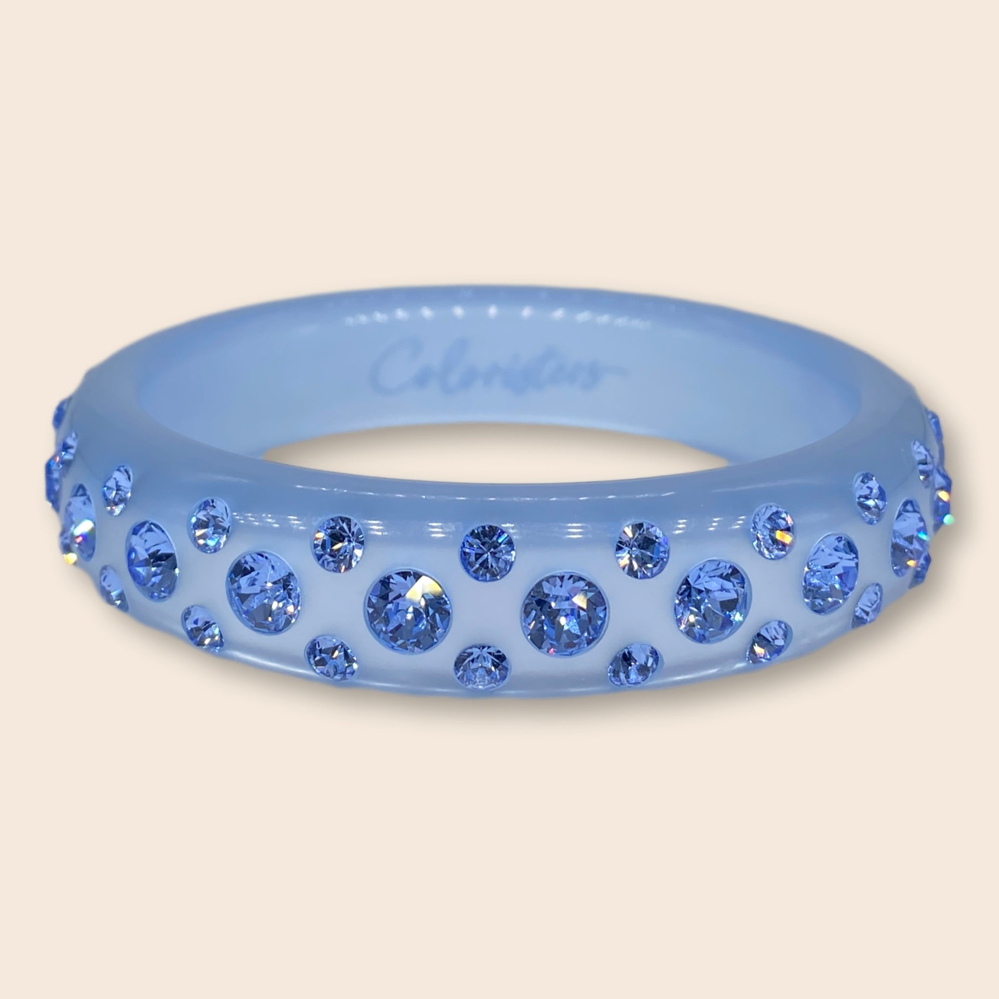 Funkelpracht soweit das Auge reicht! Unser Catania-Armreifen ist ein kunstvoll handgefertigtes Feuerwerk an Farbe und Glitzer für eurer Handgelenk, das mit euch um die Wette strahlt! Blau wirkt unaufdringlich und verleitet zum Träumen – unter anderem durch die Assoziationen mit dem Himmelsgewölbe oder dem scheinbar endlosen Meer.