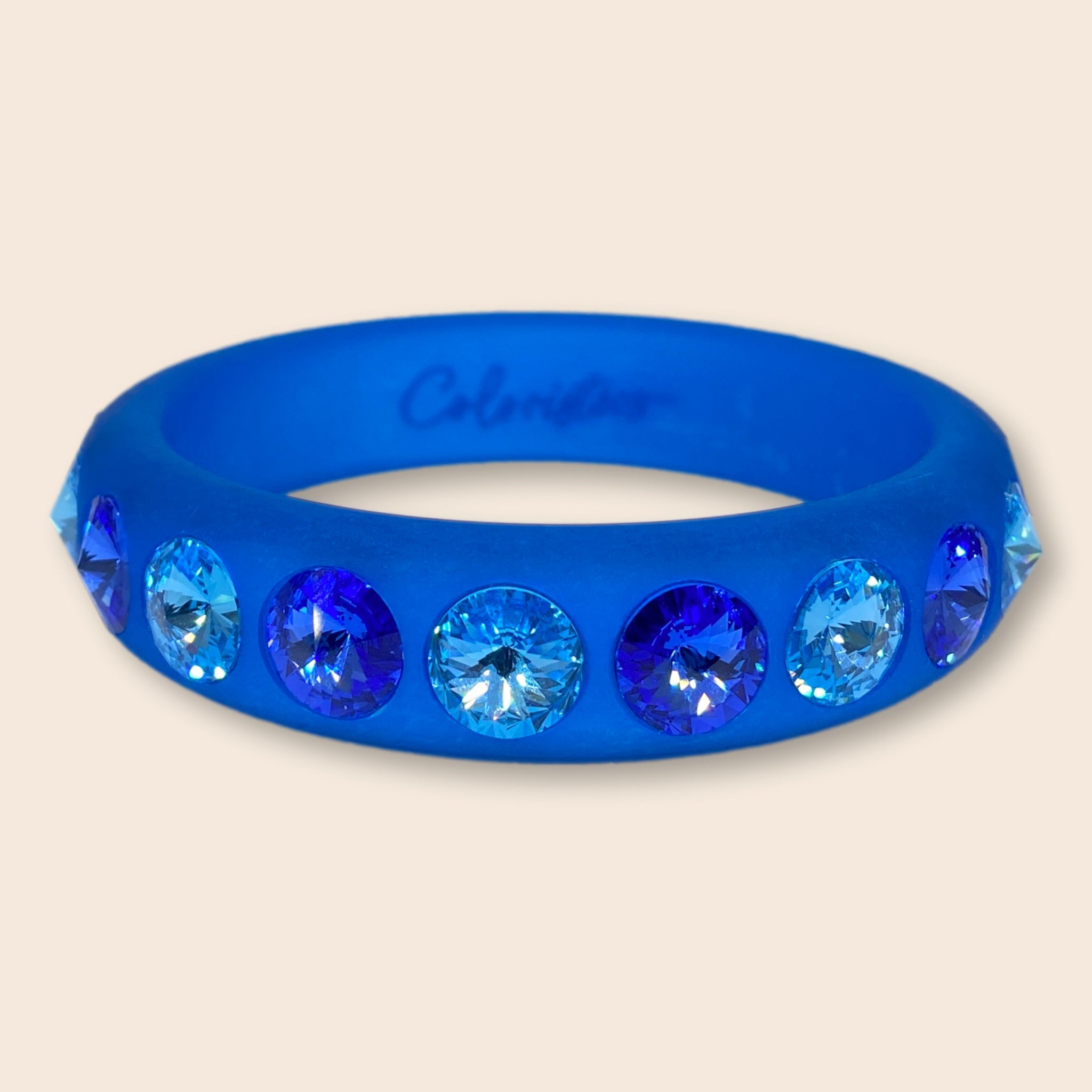 Die großen, kegelförmig geschliffenen Swarovski-Steine machen diesen Sassari-Armreifen zu einem absoluten Statement-Piece. Ein perfekter Begleiter für alle, die es klassisch und ausgefallen zugleich lieben. Blau wirkt unaufdringlich und verleitet zum Träumen – unter anderem durch die Assoziationen mit dem Himmelsgewölbe oder dem scheinbar endlosen Meer.
