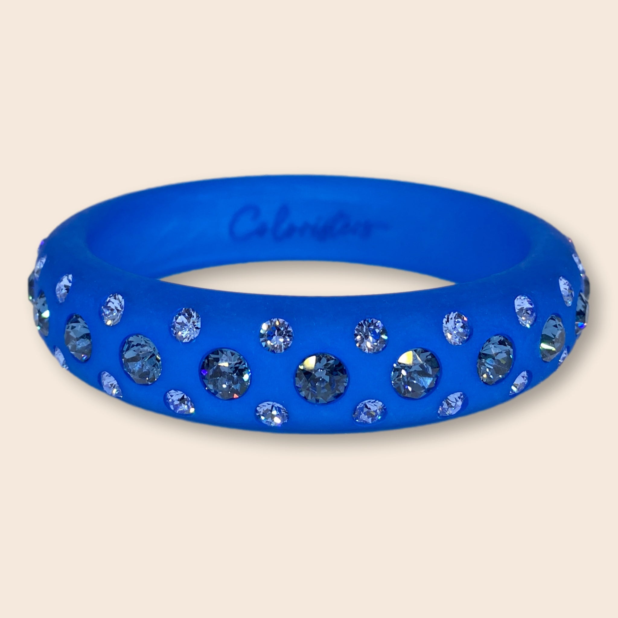 Funkelpracht soweit das Auge reicht! Unser Catania-Armreifen ist ein kunstvoll handgefertigtes Feuerwerk an Farbe und Glitzer für eurer Handgelenk, das mit euch um die Wette strahlt! Blau wirkt unaufdringlich und verleitet zum Träumen – unter anderem durch die Assoziationen mit dem Himmelsgewölbe oder dem scheinbar endlosen Meer.