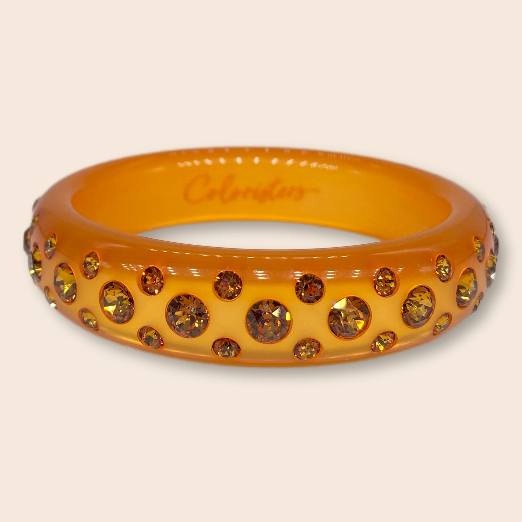 Funkelpracht soweit das Auge reicht! Unser Catania-Armreifen ist ein kunstvoll handgefertigtes Feuerwerk an Farbe und Glitzer für eurer Handgelenk, das mit euch um die Wette strahlt! Orange steckt voller Energie, denn die Farbe verbindet die Wärme von Rot und das Strahlen von Gelb. Orange ist eine extravagante und extrovertierte Farbe, die sich sehr gut für besondere Akzente eignet.