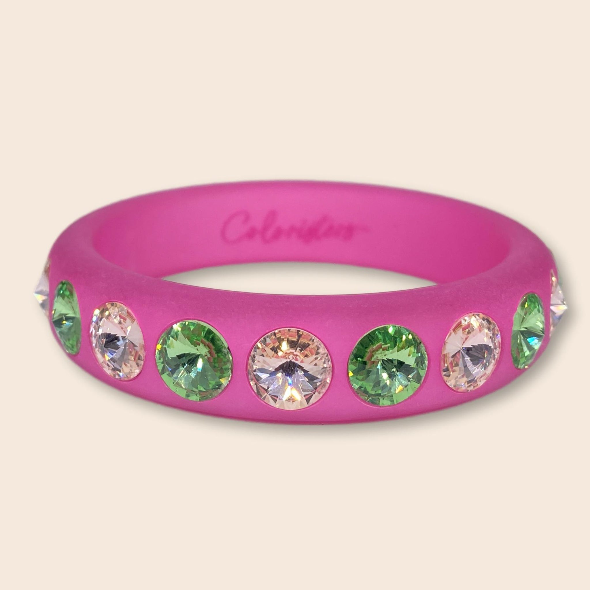 Die großen, kegelförmig geschliffenen Swarovski-Steine machen diesen Sassari-Armreifen zu einem absoluten Statement-Piece. Ein perfekter Begleiter für alle, die es klassisch und ausgefallen zugleich lieben. Pink entsteht durch die Kombination aus kühlem Blau und warmen Rot. Ebenso wie Violett ist auch Pink sehr ambivalent und vielseitig. Pink gilt als sehr weibliche Farbe und steht für Extravaganz, Romantik und Lebensfreude.