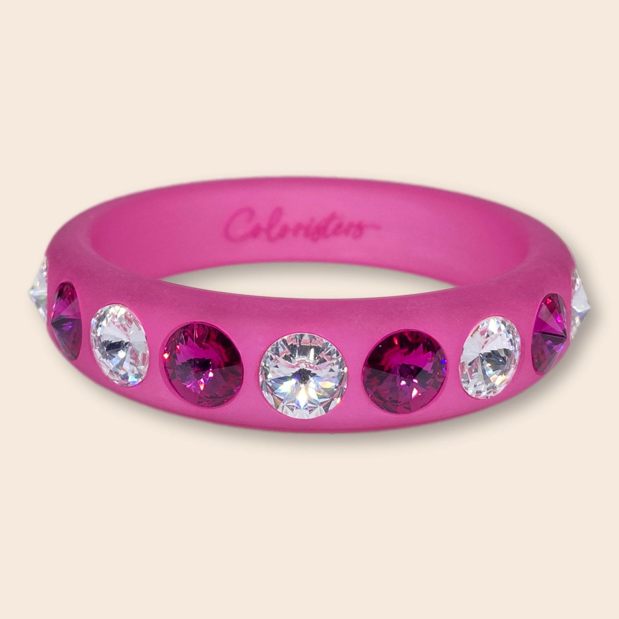 Die großen, kegelförmig geschliffenen Swarovski-Steine machen diesen Sassari-Armreifen zu einem absoluten Statement-Piece. Ein perfekter Begleiter für alle, die es klassisch und ausgefallen zugleich lieben. Pink entsteht durch die Kombination aus kühlem Blau und warmen Rot. Ebenso wie Violett ist auch Pink sehr ambivalent und vielseitig. Pink gilt als sehr weibliche Farbe und steht für Extravaganz, Romantik und Lebensfreude.