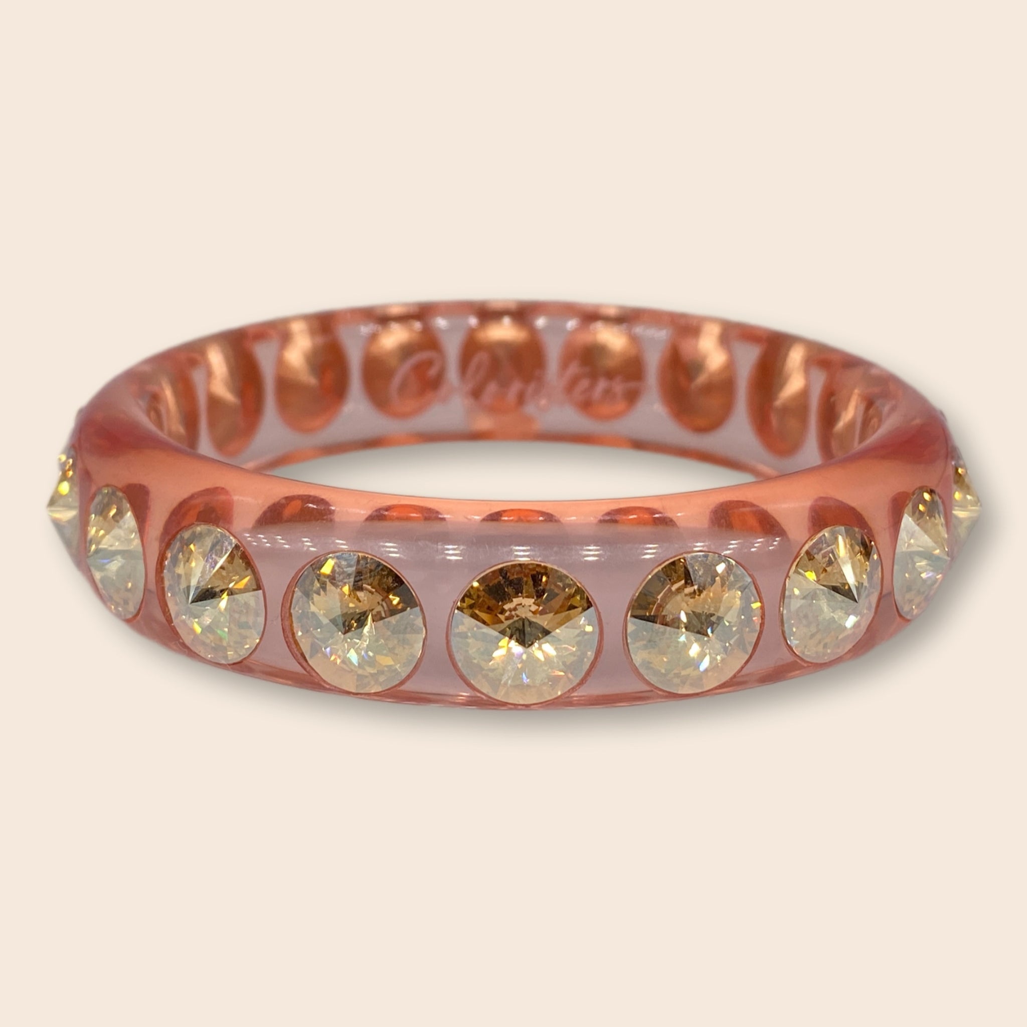 Die großen, kegelförmig geschliffenen Swarovski-Steine machen diesen Sassari-Armreifen zu einem absoluten Statement-Piece. Ein perfekter Begleiter für alle, die es klassisch und ausgefallen zugleich lieben. Rot wirkt anregend, sinnlich und kraftvoll. Zugleich ruht diese Farbe in sich und wirkt dadurch selbstbewusst und edel.