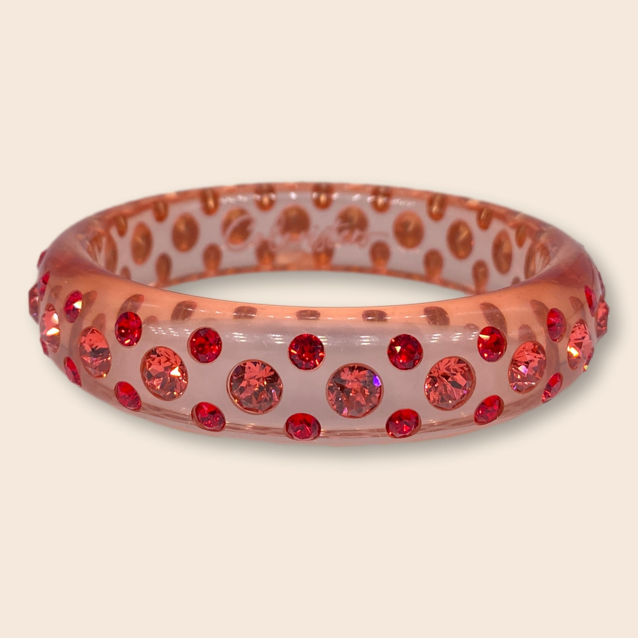 Funkelpracht soweit das Auge reicht! Unser Catania-Armreifen ist ein kunstvoll handgefertigtes Feuerwerk an Farbe und Glitzer für eurer Handgelenk, das mit euch um die Wette strahlt! Rot wirkt anregend, sinnlich und kraftvoll. Zugleich ruht diese Farbe in sich und wirkt dadurch selbstbewusst und edel.