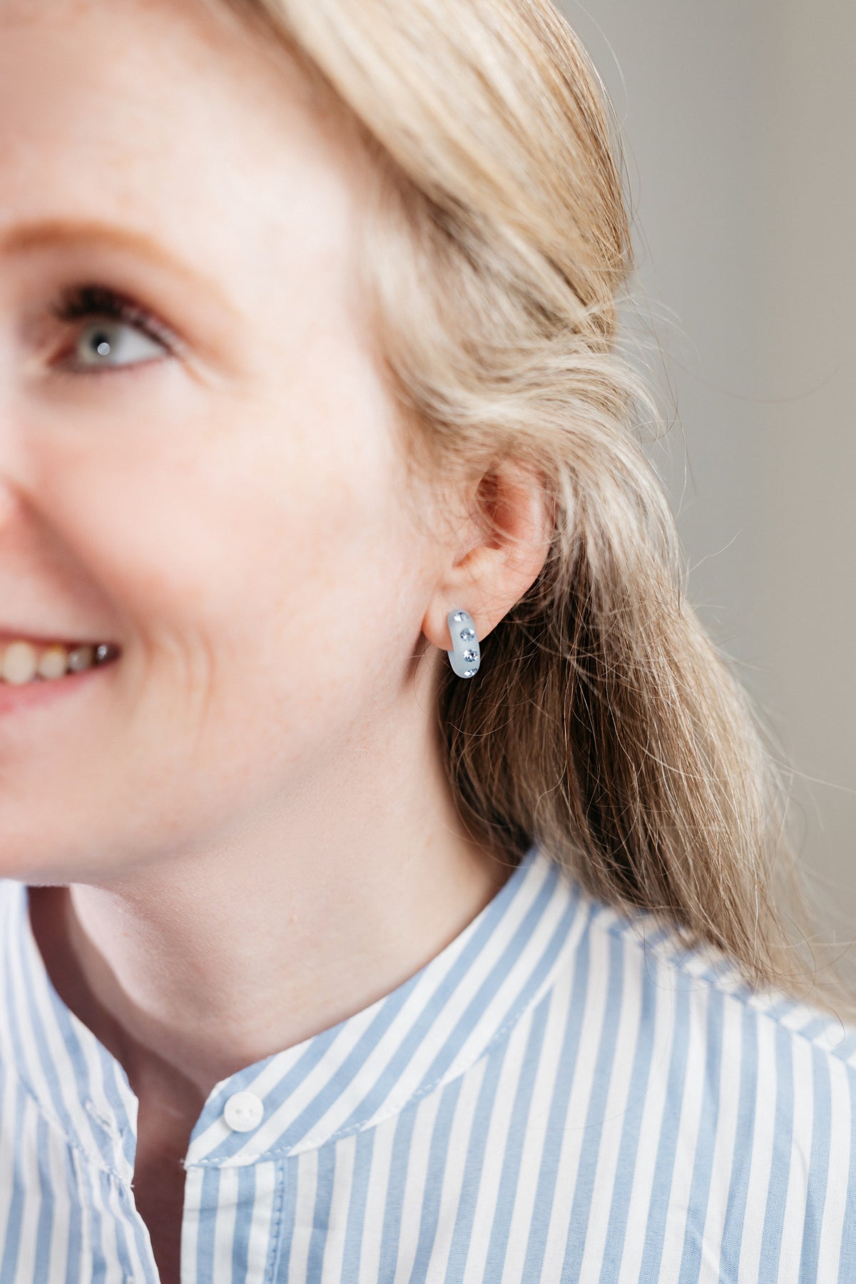 Die zarten, in filigraner Handarbeit angefertigten Piccolo-Creolen sind perfekt für alle, die kleine Ohrringe lieben. Das wunderschöne Eisblau wirkt unaufdringlich und verleitet zum Träumen – unter anderem durch die Assoziationen mit dem Himmelsgewölbe oder dem scheinbar endlosen Meer.