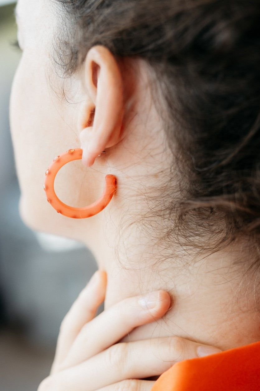 Die eckig geschliffenen Bari Creolen setzen eurem Look das I-Tüpfelchen auf, und verleihen ihm einen ganz besonderen Wow-Effekt. Rot wirkt anregend, sinnlich und kraftvoll. Zugleich ruht diese Farbe in sich und wirkt dadurch selbstbewusst und edel.