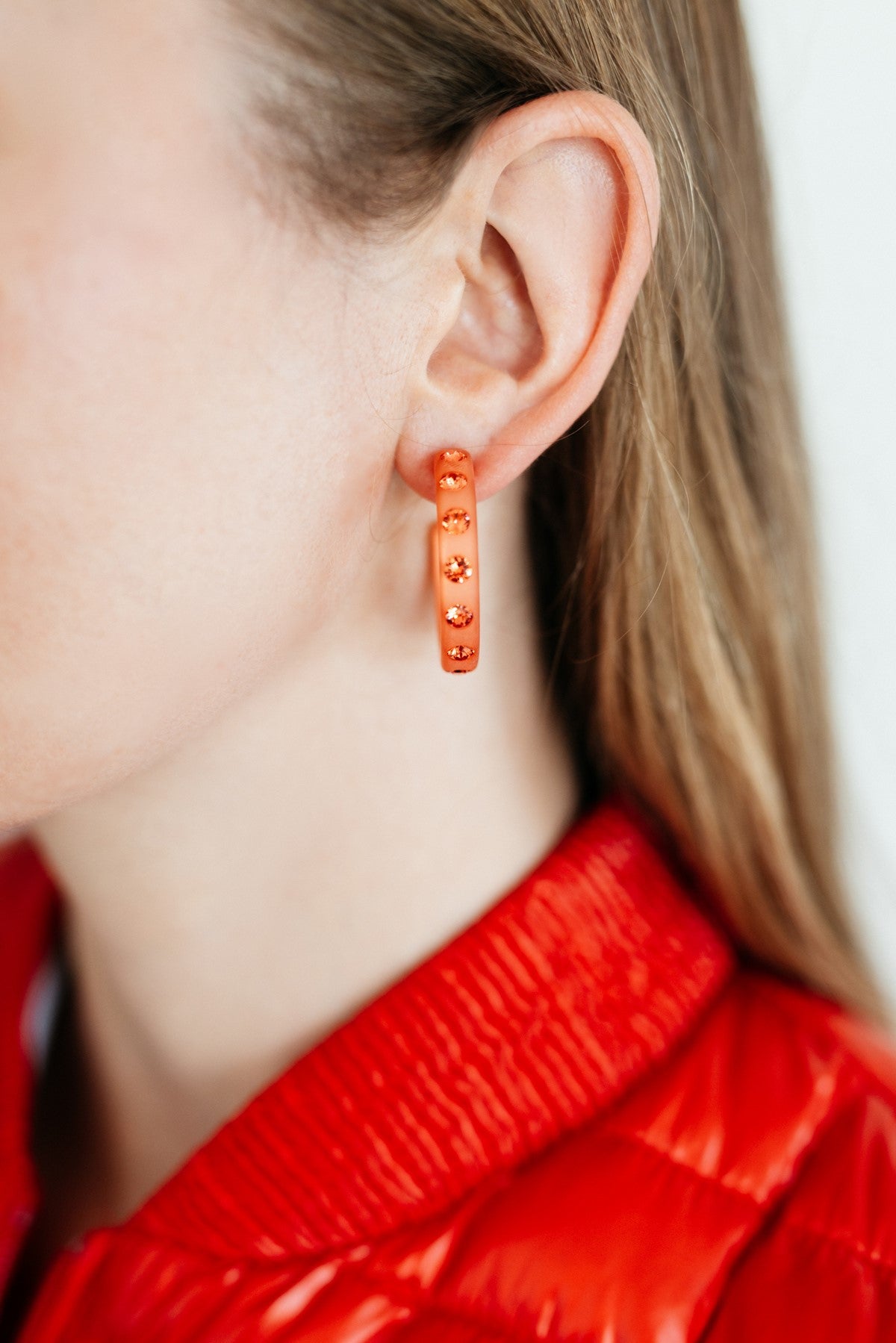 Die eckig geschliffenen Bari Creolen setzen eurem Look das I-Tüpfelchen auf, und verleihen ihm einen ganz besonderen Wow-Effekt. Rot wirkt anregend, sinnlich und kraftvoll. Zugleich ruht diese Farbe in sich und wirkt dadurch selbstbewusst und edel.