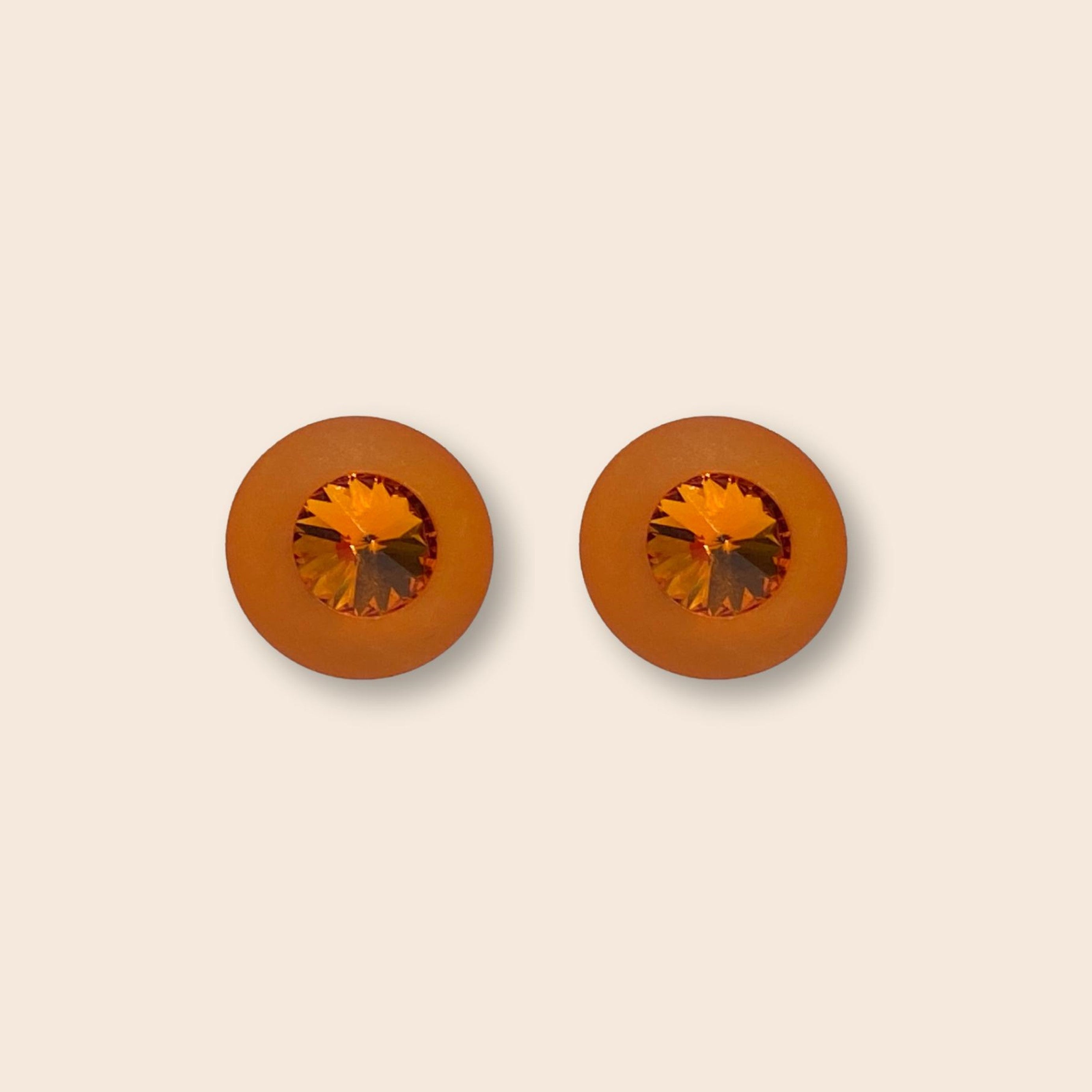 Die großen, kegelförmig geschliffenen Swarovski-Steine machen unsere Sassari-Ohrstecker zu einem absoluten Blickfang! Sie setzen tolle, auffällige Farbakzente und verbreiten Stil und Lebensfreude pur. Orange steckt voller Energie, denn die Farbe verbindet die Wärme von Rot und das Strahlen von Gelb. Orange ist eine extravagante und extrovertierte Farbe, die sich sehr gut für besondere Akzente eignet.