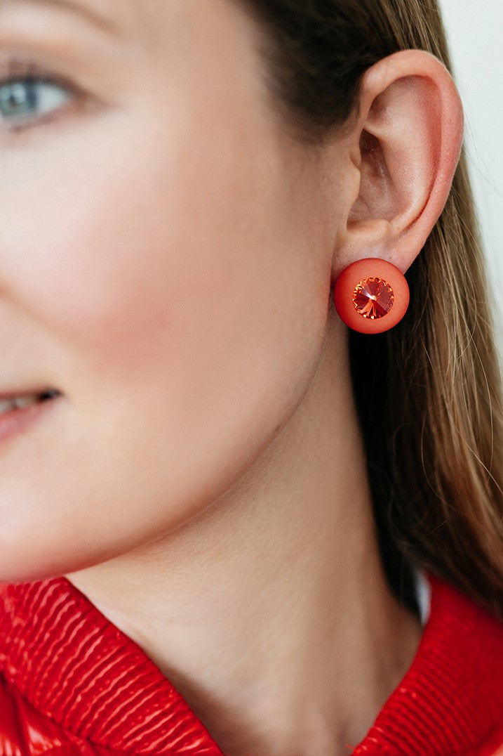 Die großen, kegelförmig geschliffenen Swarovski-Steine machen unsere Sassari-Ohrstecker zu einem absoluten Blickfang! Sie setzen tolle, auffällige Farbakzente und verbreiten Stil und Lebensfreude pur. Rot wirkt anregend, sinnlich und kraftvoll. Zugleich ruht diese Farbe in sich und wirkt dadurch selbstbewusst und edel.