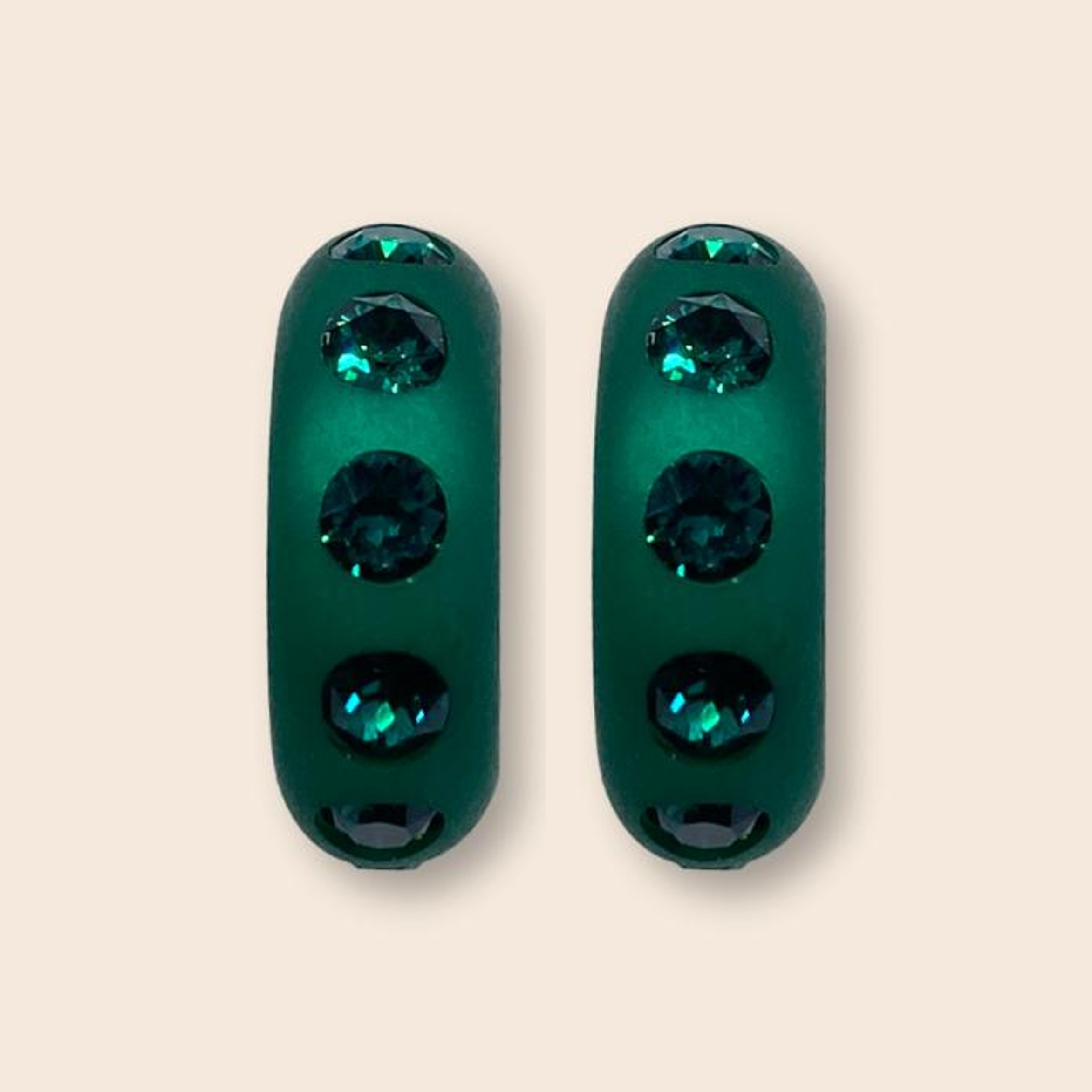 Die rund geschliffenen Catania Classico-Creolen sind dank ihrer Größe der perfekte Begleiter für Tag & Nacht. Ob ihr sie zu edel-dezenten Looks kombiniert, verspielte Outfits kreiert oder es schick und sportlich mögt - sie veredeln jeden Auftritt und strahlen mit euch um die Wette.Dunklere Grüntöne wecken Assoziationen zu geheimnisvollen Farnen und Wäldern oder funkelnden Smaragden. Sie wirken ausgleichend und strahlen Ruhe und Sicherheit aus. Die Farbe Grün entspannt und beruhigt.