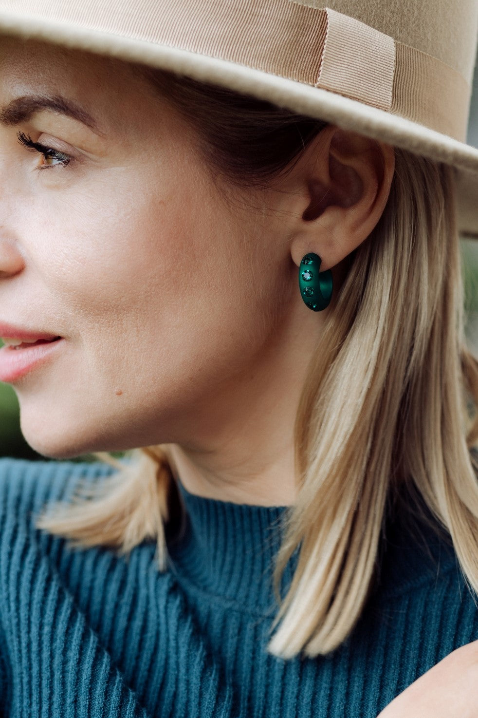 Die rund geschliffenen Catania Classico-Creolen sind dank ihrer Größe der perfekte Begleiter für Tag & Nacht. Ob ihr sie zu edel-dezenten Looks kombiniert, verspielte Outfits kreiert oder es schick und sportlich mögt - sie veredeln jeden Auftritt und strahlen mit euch um die Wette.Dunklere Grüntöne wecken Assoziationen zu geheimnisvollen Farnen und Wäldern oder funkelnden Smaragden. Sie wirken ausgleichend und strahlen Ruhe und Sicherheit aus. Die Farbe Grün entspannt und beruhigt.