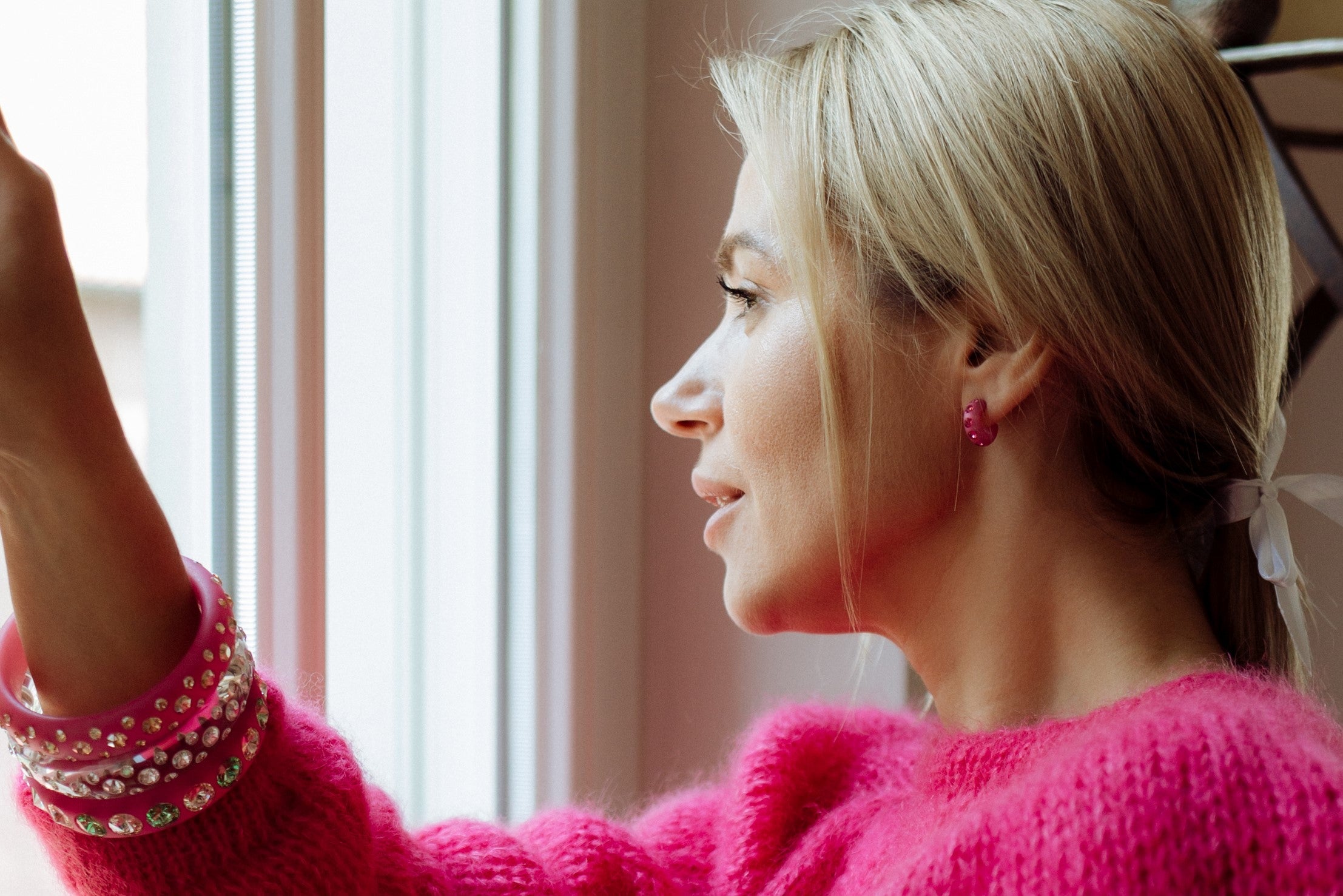 Die zarten, in filigraner Handarbeit angefertigten Piccolo-Creolen sind perfekt für alle, die kleine Ohrringe lieben. Pink gilt als sehr weibliche Farbe und steht für Extravaganz, Romantik und Lebensfreude. Je nach Mischung kann man hiermit auffällige und leuchtende Akzente setzen oder mit einem sanften Rosa- leichte und verspielte Effekte kreieren.