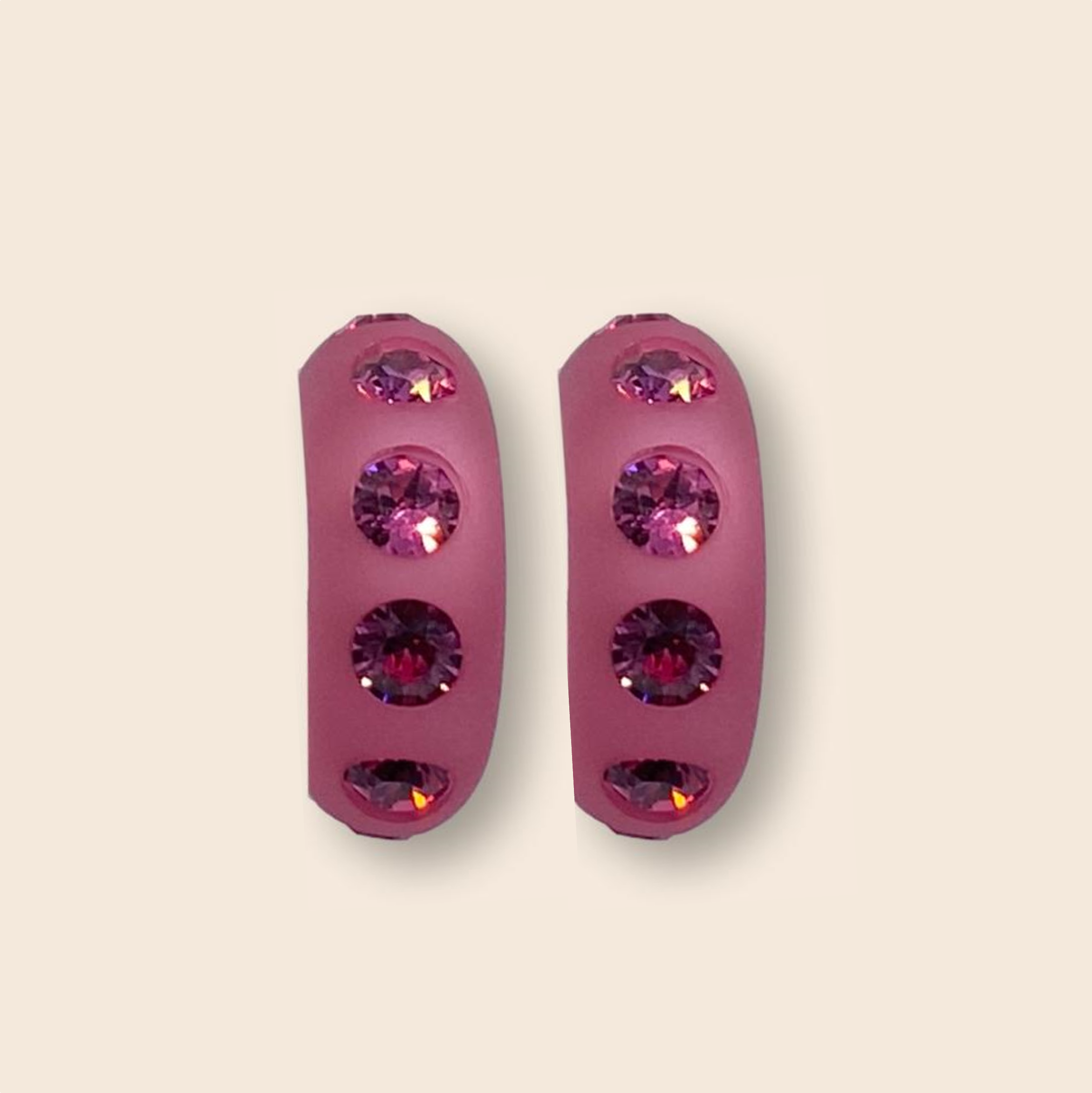 Die zarten, in filigraner Handarbeit angefertigten Piccolo-Creolen sind perfekt für alle, die kleine Ohrringe lieben. Pink gilt als sehr weibliche Farbe und steht für Extravaganz, Romantik und Lebensfreude. Je nach Mischung kann man hiermit auffällige und leuchtende Akzente setzen oder mit einem sanften Rosa- leichte und verspielte Effekte kreieren.