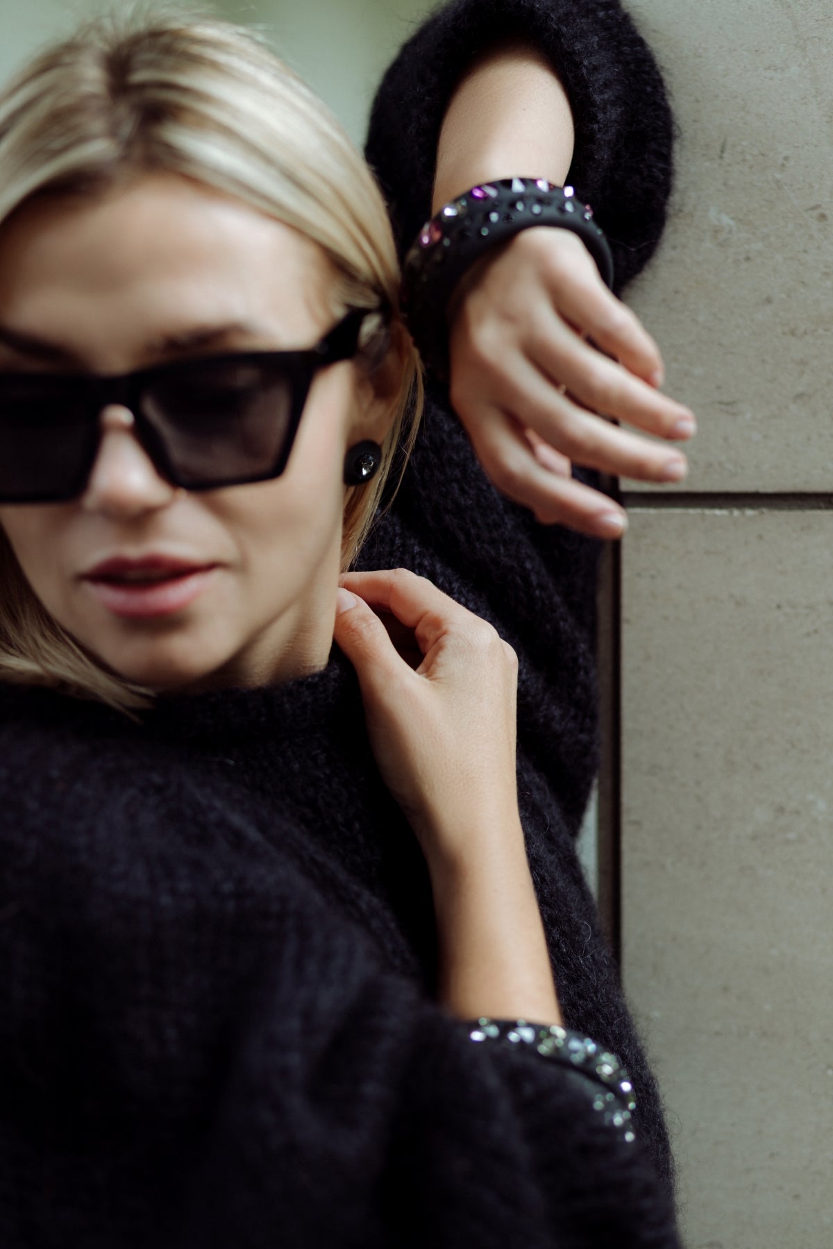 Die großen, kegelförmig geschliffenen Swarovski-Steine machen diesen Sassari-Armreifen zu einem absoluten Statement-Piece. Ein perfekter Begleiter für alle, die es klassisch und ausgefallen zugleich lieben. Schwarz ist exklusiv, zeitlos, elegant und ein Symbol der Stärke. Oft wird Schwarz mit einen hohen Anspruch an Ästhetik und Eleganz verbunden. Schwarz die beliebteste Farbe in der Mode, denn es bietet viele Facetten und lässt sich flexibel mit weiteren Farben und Mustern kombinieren.