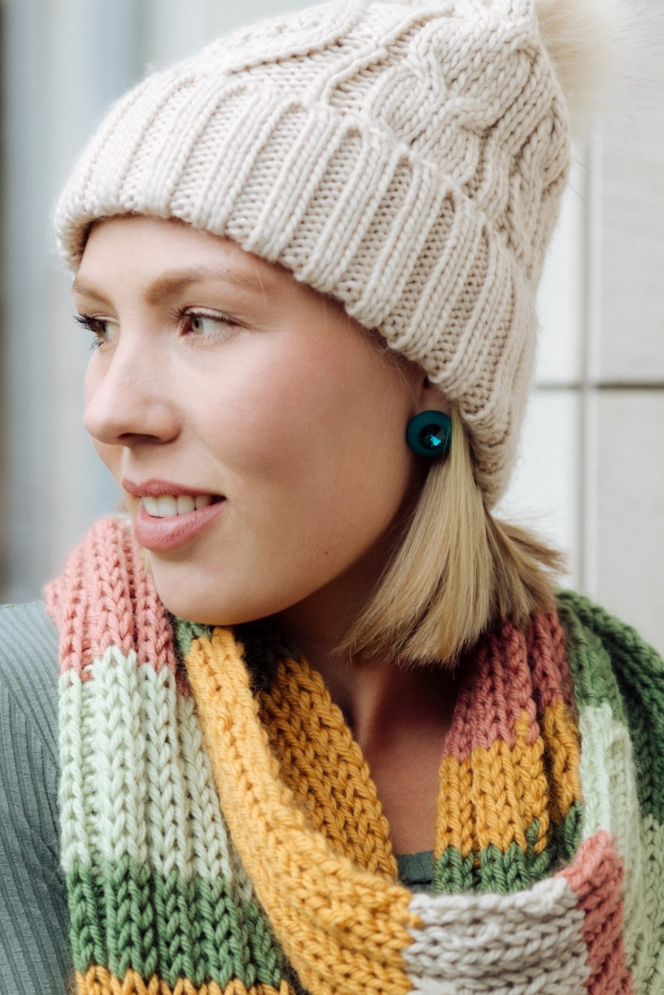 Die großen, kegelförmig geschliffenen Swarovski-Steine machen unsere Sassari-Ohrstecker zu einem absoluten Blickfang! Sie setzen tolle, auffällige Farbakzente und verbreiten Stil und Lebensfreude pur! Sie sind der perfekte Begleiter für alle Ohrstecker-Fans. Auch als Clips erhältlich! Dunklere Grüntöne wecken Assoziationen zu geheimnisvollen Farnen und Wäldern oder funkelnden Smaragden. Sie wirken ausgleichend und strahlen Ruhe und Sicherheit aus. Die Farbe Grün entspannt und beruhigt.