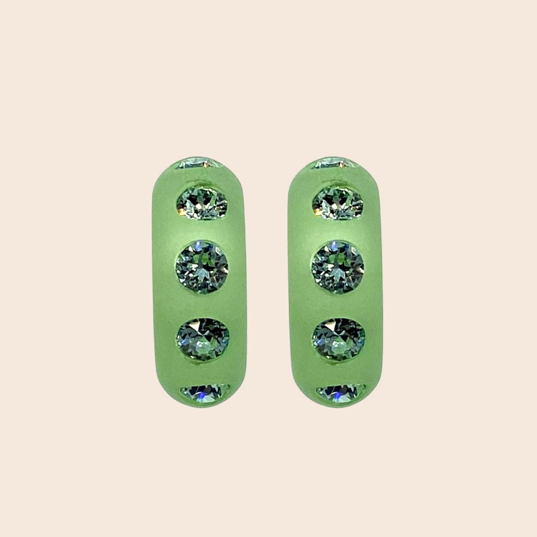 Coloristers Ohrringe mit Kristallen in Hellgruen.  Coloristers Earrings with crystals in light green