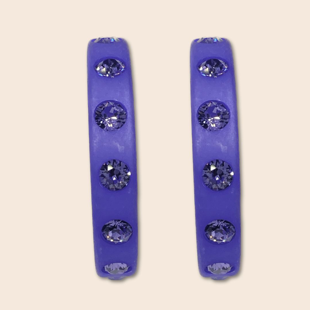 Große Coloristers Creolen mit Kristallen in very peri lila.  Large Coloristers Creole Earrings with crystals in very peri purple.