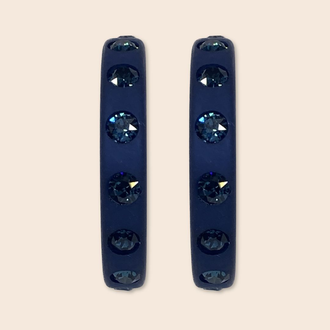 Große Coloristers Creolen mit Kristallen in  dunkelblau. Large Coloristers Creole Earrings with crystals in dark blue.