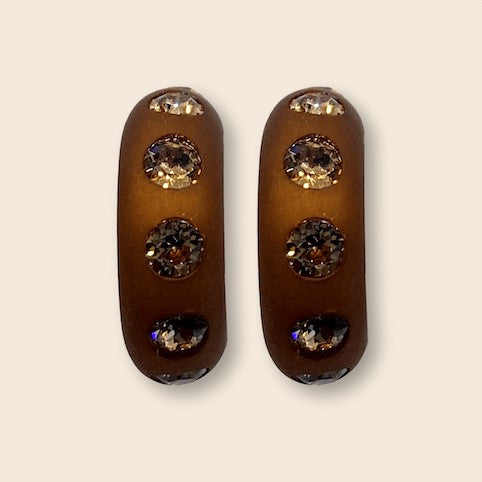 Große Ohrringe mit Kristallen in braun. Large Earrings with crystals in brown.