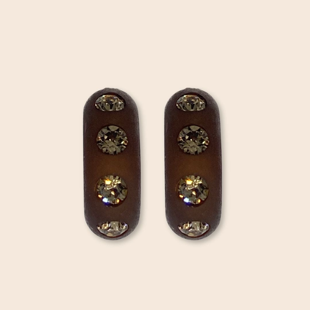Kleine Coloristers Creolen mit Kristallen in Braun.  Small Coloristers creole earrings with crystals in brown.