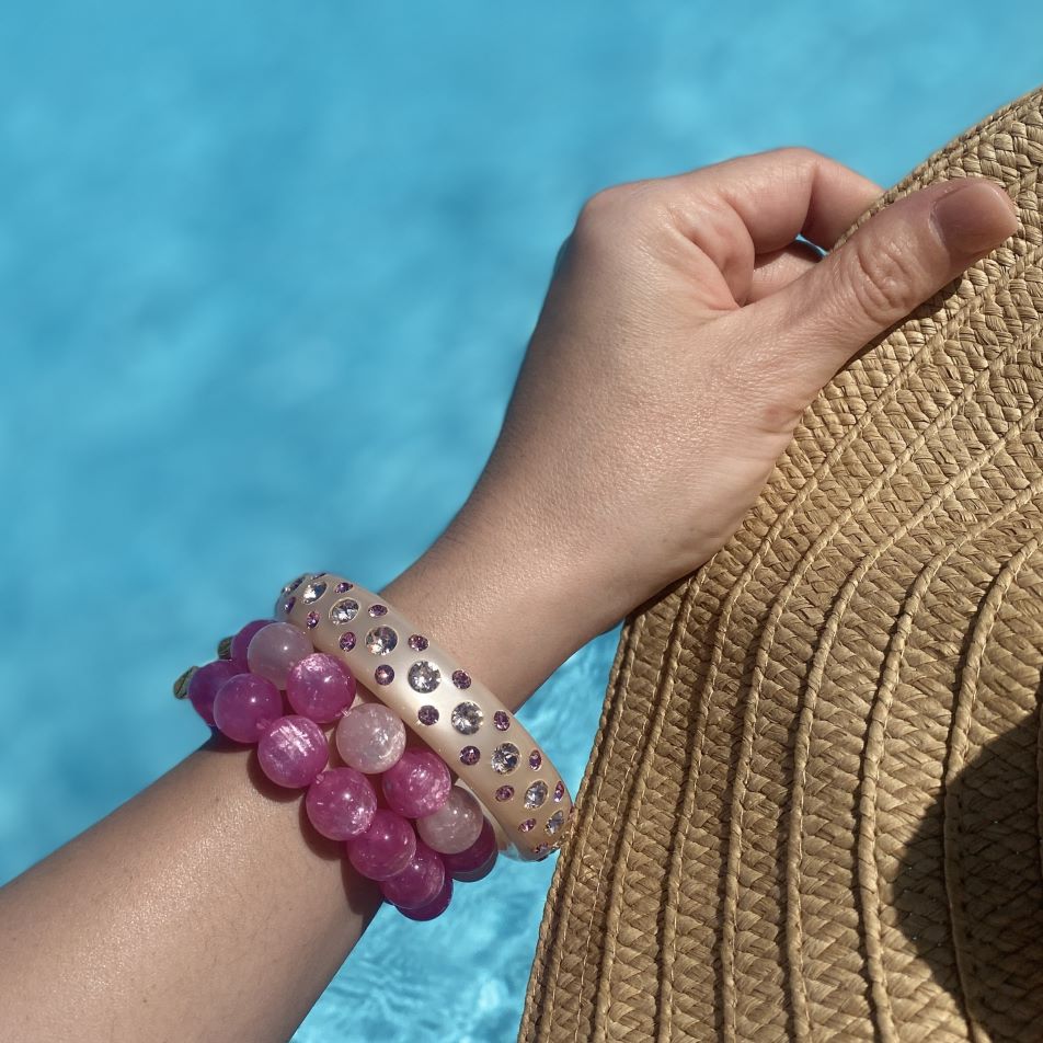 Hand mit Coloristers Perlenarmband in pink, Hand with  Coloristers Pearl bracelet  in pink