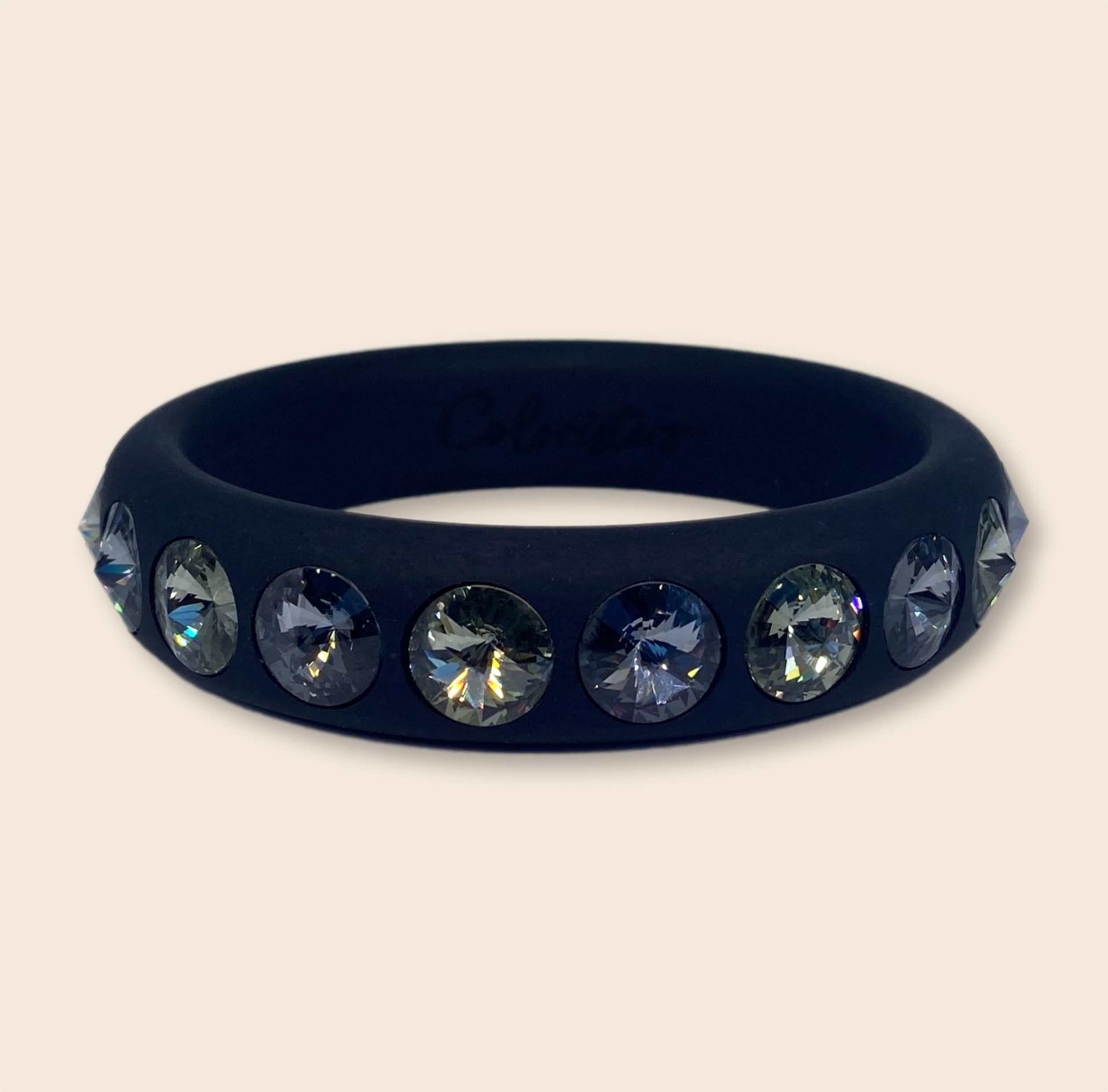 Die großen, kegelförmig geschliffenen Swarovski-Steine machen diesen Sassari-Armreifen zu einem absoluten Statement-Piece. Ein perfekter Begleiter für alle, die es klassisch und ausgefallen zugleich lieben. Schwarz ist exklusiv, zeitlos, elegant und ein Symbol der Stärke. Oft wird Schwarz mit einen hohen Anspruch an Ästhetik und Eleganz verbunden. Schwarz die beliebteste Farbe in der Mode, denn es bietet viele Facetten und lässt sich flexibel mit weiteren Farben und Mustern kombinieren.