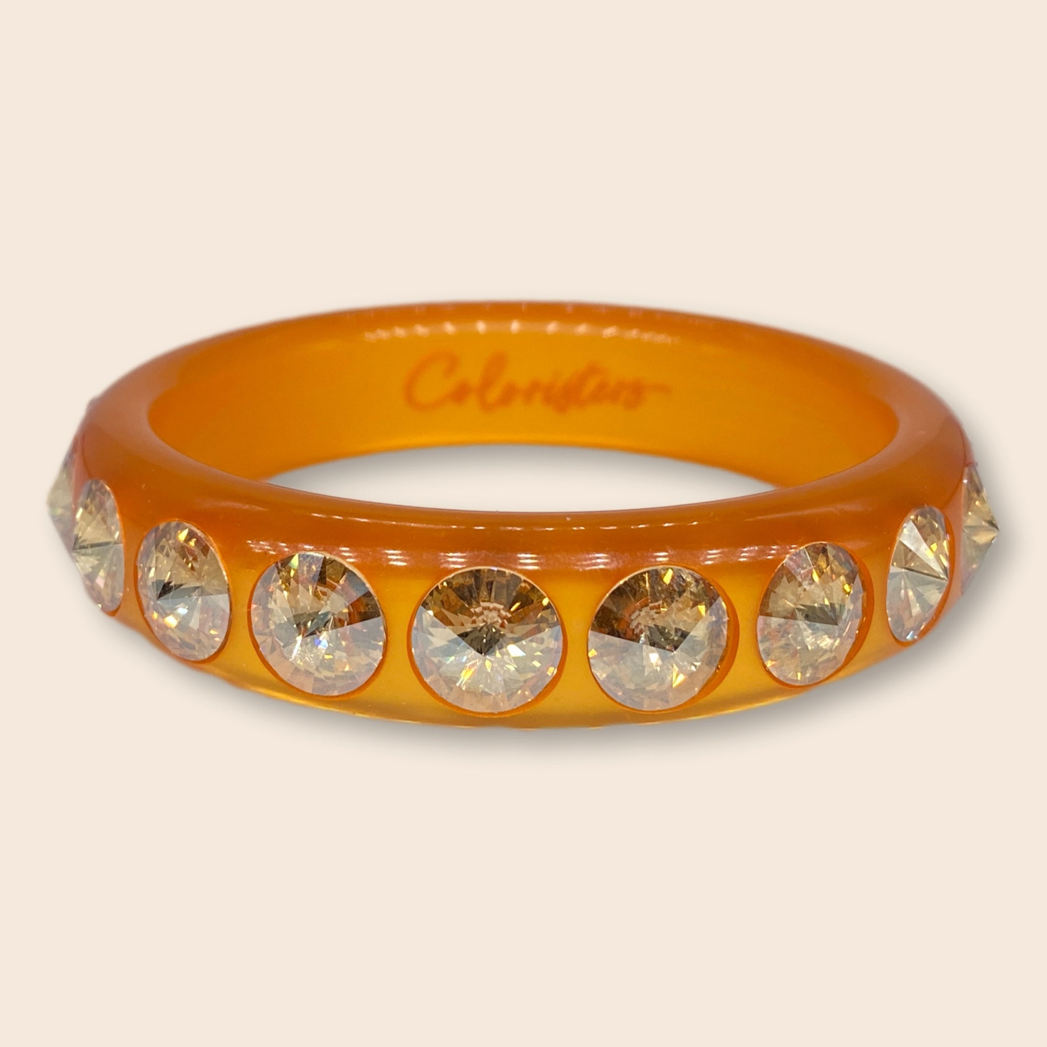 Die großen, kegelförmig geschliffenen Swarovski-Steine machen diesen Sassari-Armreifen zu einem absoluten Statement-Piece. Ein perfekter Begleiter für alle, die es klassisch und ausgefallen zugleich lieben. Orange steckt voller Energie, denn die Farbe verbindet die Wärme von Rot und das Strahlen von Gelb. Orange ist eine extravagante und extrovertierte Farbe, die sich sehr gut für besondere Akzente eignet.