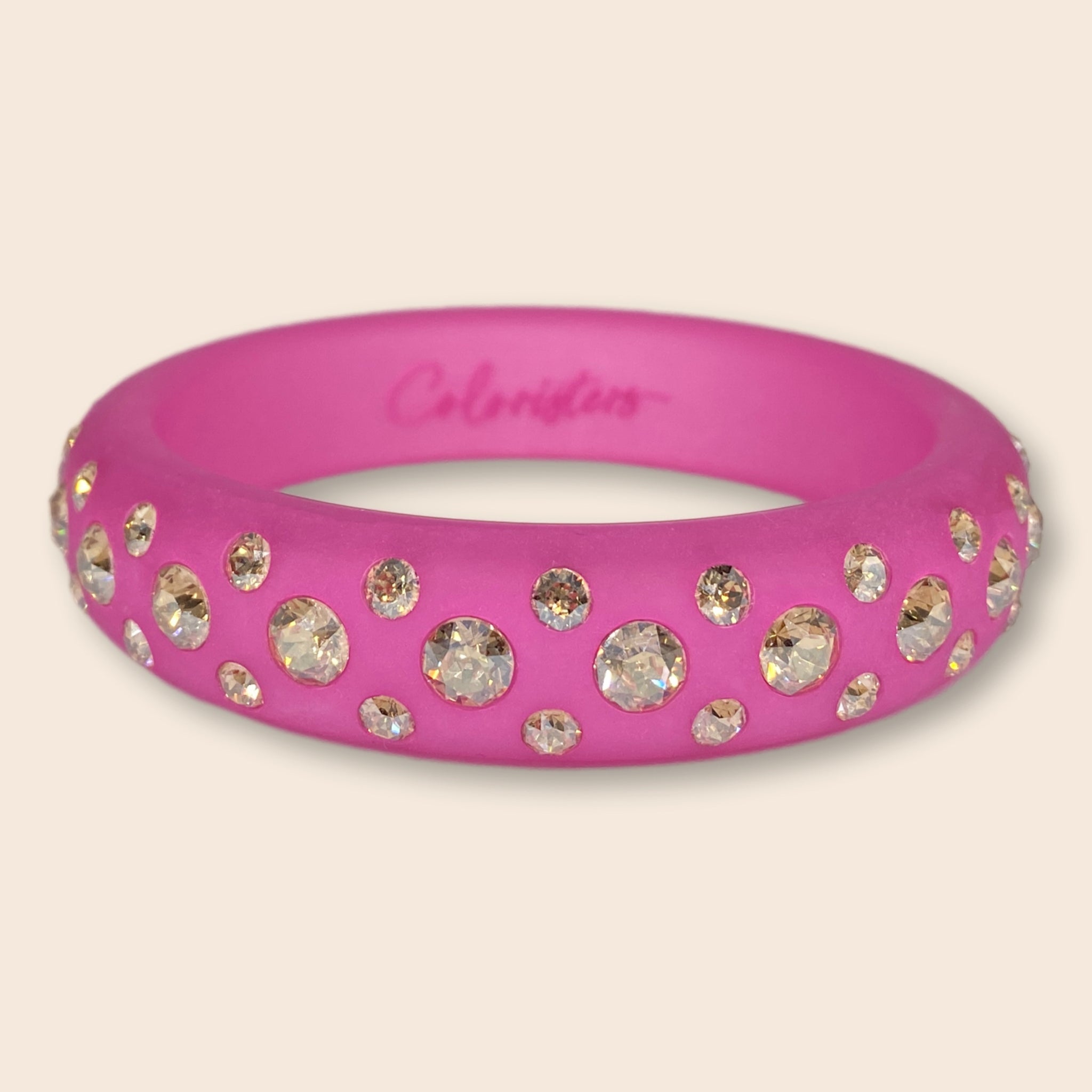 Funkelpracht soweit das Auge reicht! Unser Catania-Armreifen ist ein kunstvoll handgefertigtes Feuerwerk an Farbe und Glitzer für eurer Handgelenk, das mit euch um die Wette strahlt! Pink entsteht durch die Kombination aus kühlem Blau und warmen Rot. Ebenso wie Violett ist auch Pink sehr ambivalent und vielseitig. Pink gilt als sehr weibliche Farbe und steht für Extravaganz, Romantik und Lebensfreude. 