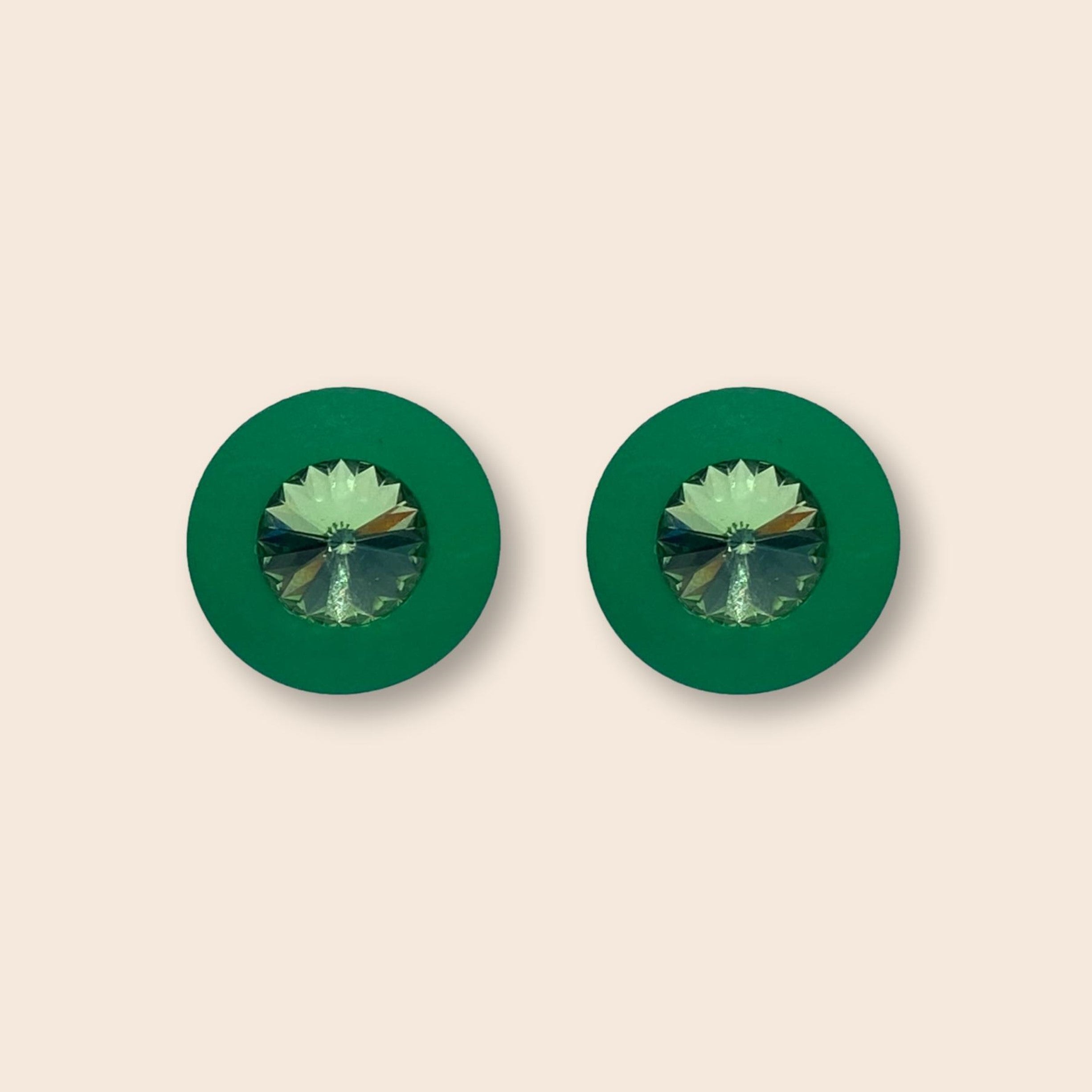 Die großen, kegelförmig geschliffenen Swarovski-Steine machen unsere Sassari-Ohrstecker zu einem absoluten Blickfang! Sie setzen tolle, auffällige Farbakzente und verbreiten Stil und Lebensfreude pur. Keine andere Farbe steht so für Natürlichkeit, aber auch für Fruchtbarkeit, Hoffnung und Harmonie. Grün vereint die Freude im Gelb mit der Ruhe im Blau und ist eine unglaublich vielseitige Farbe. 
