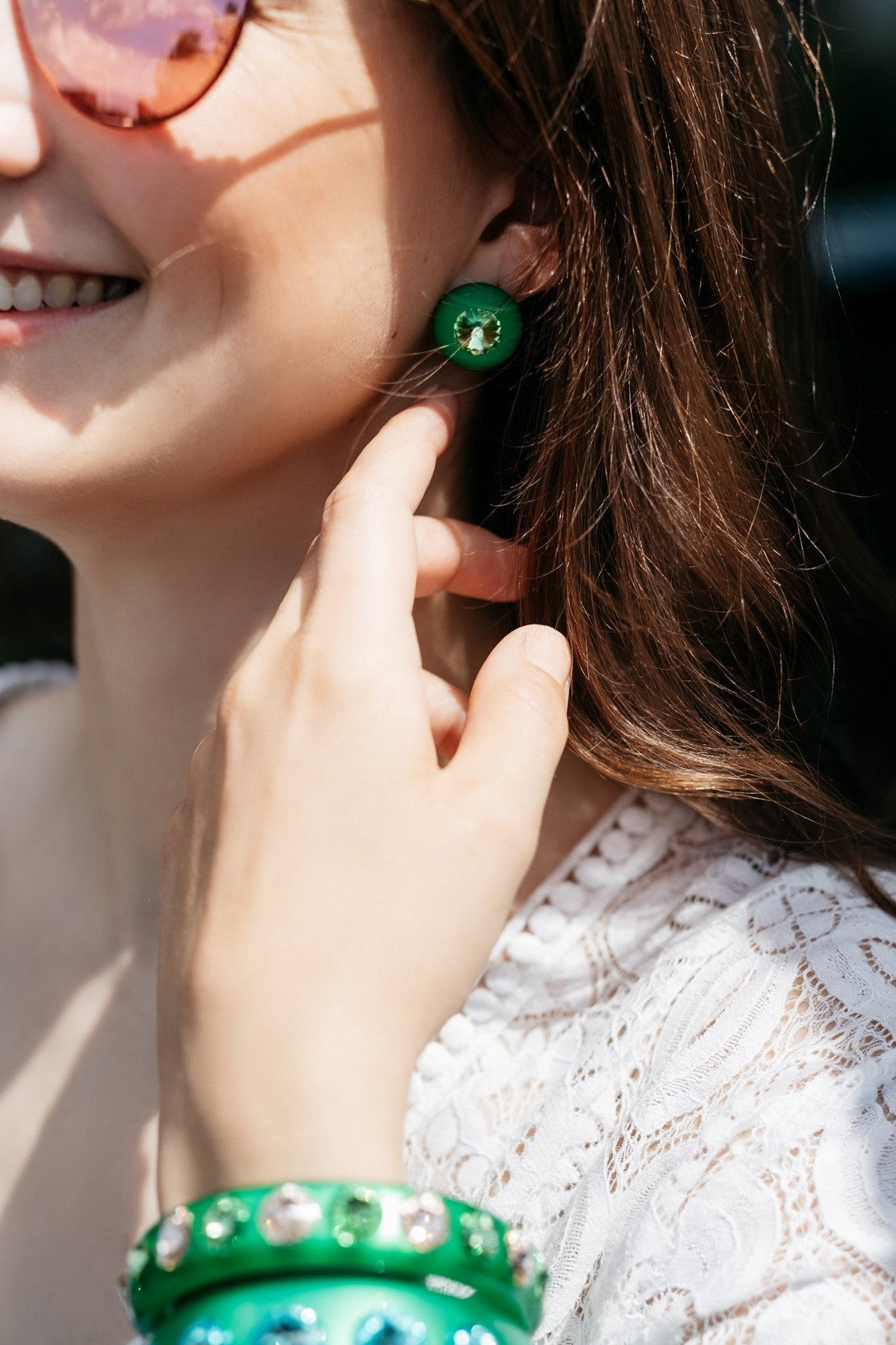 Die großen, kegelförmig geschliffenen Swarovski-Steine machen unsere Sassari-Ohrstecker zu einem absoluten Blickfang! Sie setzen tolle, auffällige Farbakzente und verbreiten Stil und Lebensfreude pur. Keine andere Farbe steht so für Natürlichkeit, aber auch für Fruchtbarkeit, Hoffnung und Harmonie. Grün vereint die Freude im Gelb mit der Ruhe im Blau und ist eine unglaublich vielseitige Farbe. 