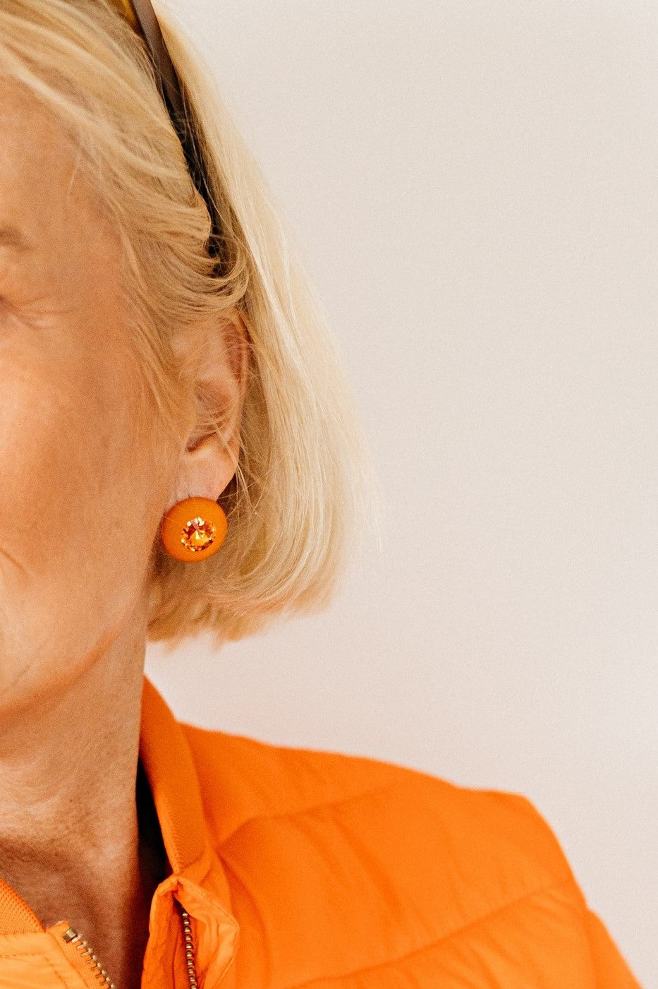 Die großen, kegelförmig geschliffenen Swarovski-Steine machen unsere Sassari-Ohrstecker zu einem absoluten Blickfang! Sie setzen tolle, auffällige Farbakzente und verbreiten Stil und Lebensfreude pur. Orange steckt voller Energie, denn die Farbe verbindet die Wärme von Rot und das Strahlen von Gelb. Orange ist eine extravagante und extrovertierte Farbe, die sich sehr gut für besondere Akzente eignet.