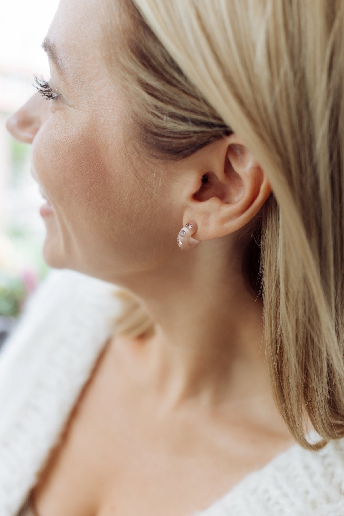 Die zarten, in filigraner Handarbeit angefertigten Piccolo-Creolen sind perfekt für alle, die kleine Ohrringe lieben. Ob ihr sie zu edel-dezenten Looks kombiniert, verspielte Outfits kreiert oder es schick und sportlich mögt - unsere Piccolos sind klein, aber oho… ! Braun ist eine sehr natürliche und sinnliche Farbe. In der Farbenlehre werden Braun- und Beigetönen Eigenschaften wie warm,  erdend und beruhigend zugeordnet. Diese lösen bei uns ein Gefühl von Sicherheit, Wohlbefinden und Behaglichkeit aus.